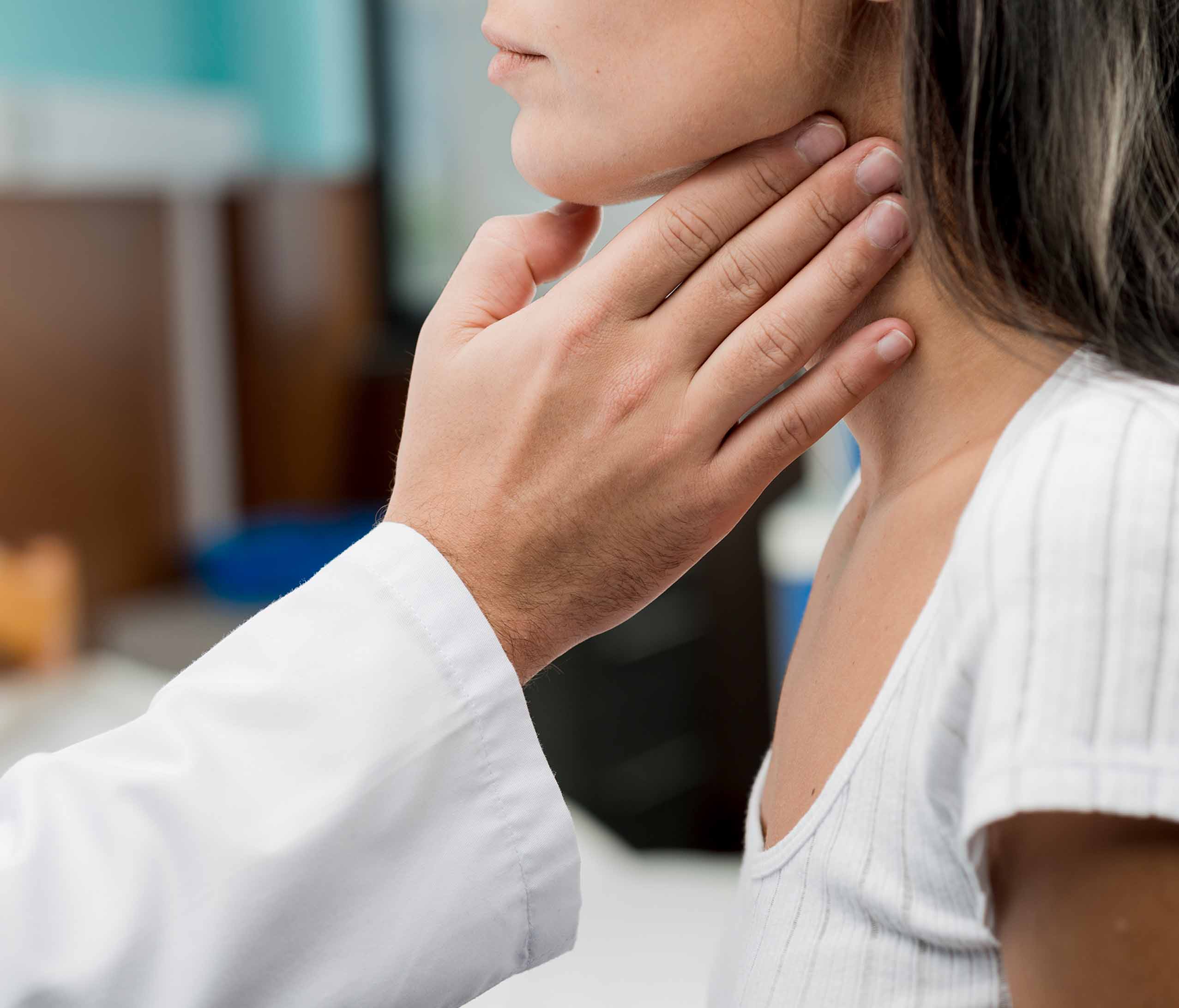 Profesional de la salud analizando el área del cuello de una paciente.