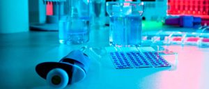 Laboratorio con distintos instrumentos para realizar la técnica de inmunohistoquímica fundamental en la medicina moderna, especialmente en el diagnóstico y la clasificación de distintos tipos de cáncer.