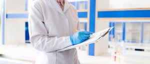 Especialista analizando un estudio de biopsia de seno que es un procedimiento en el que se extrae una pequeña muestra de tejido para que un médico especialista (patólogo).