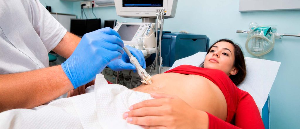 Medico practicando una biopsia que es un procedimiento médico mediante el cual se extrae una pequeña muestra de tejido para analizarla en el laboratorio y determinar si existe alguna enfermedad, como el cáncer.